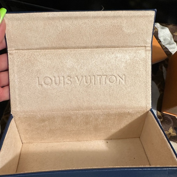 Louis Vuitton sunglasses some scratches on inner part as indicated - Picture 3 of 16